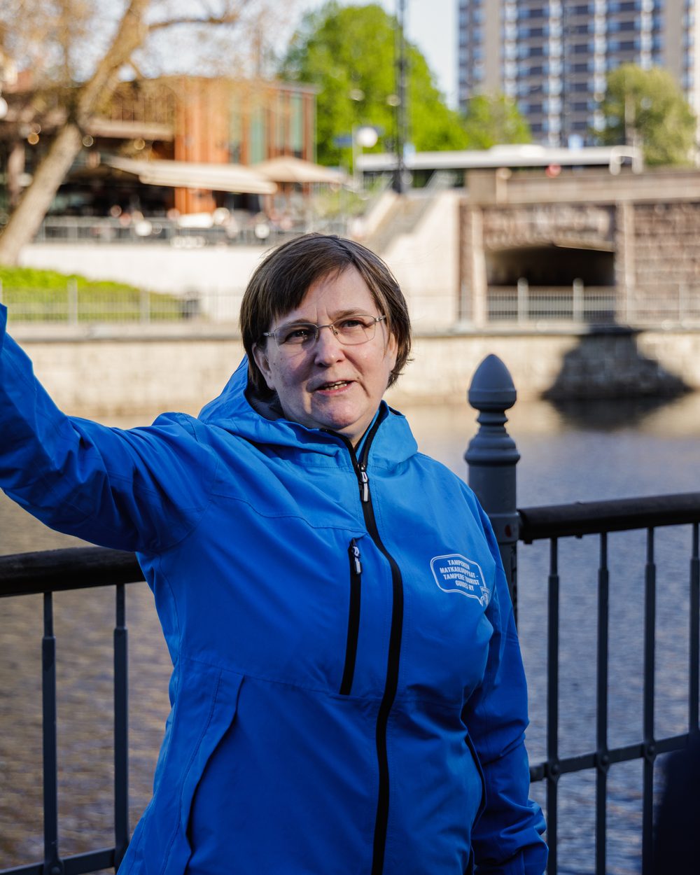 Annu Rantanen opastaa ryhmää Tammerkosken rannalla Tampereella